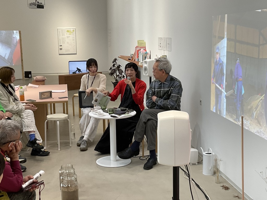 「自分でこしらえるもの/ひとに渡すこと〜野菜・花・土・アート・集まり」橋本力男× 宮田明日鹿 トークイベント風景